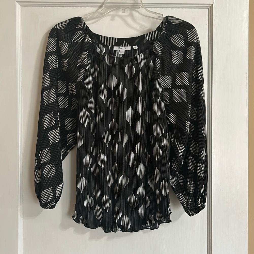 NWOT Chico’s black and white pleated peasant style blouse.  Size 1 Medium.